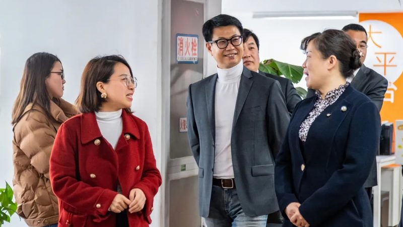 文化传媒公司法人变更新旧法人必须到场吗
